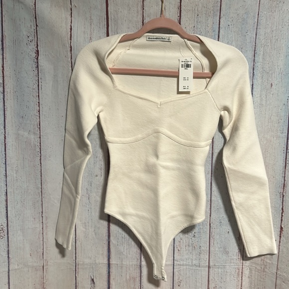⭐️SOLD⭐️NWT Abercrombie & Fitch Long-Sleeve Sweetheart Sweater Bodysuit - Picture 5 of 10
